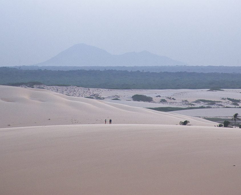 Pessoas caminhando nas dunas de jericoacoara, área de proteção ambiental